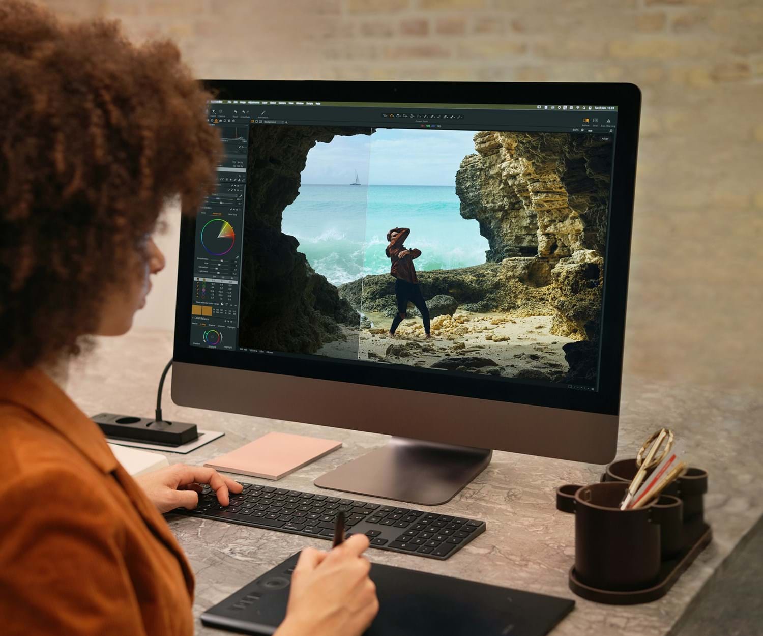 Une personne de dos utilisant Capture One Pro sur ordinateur